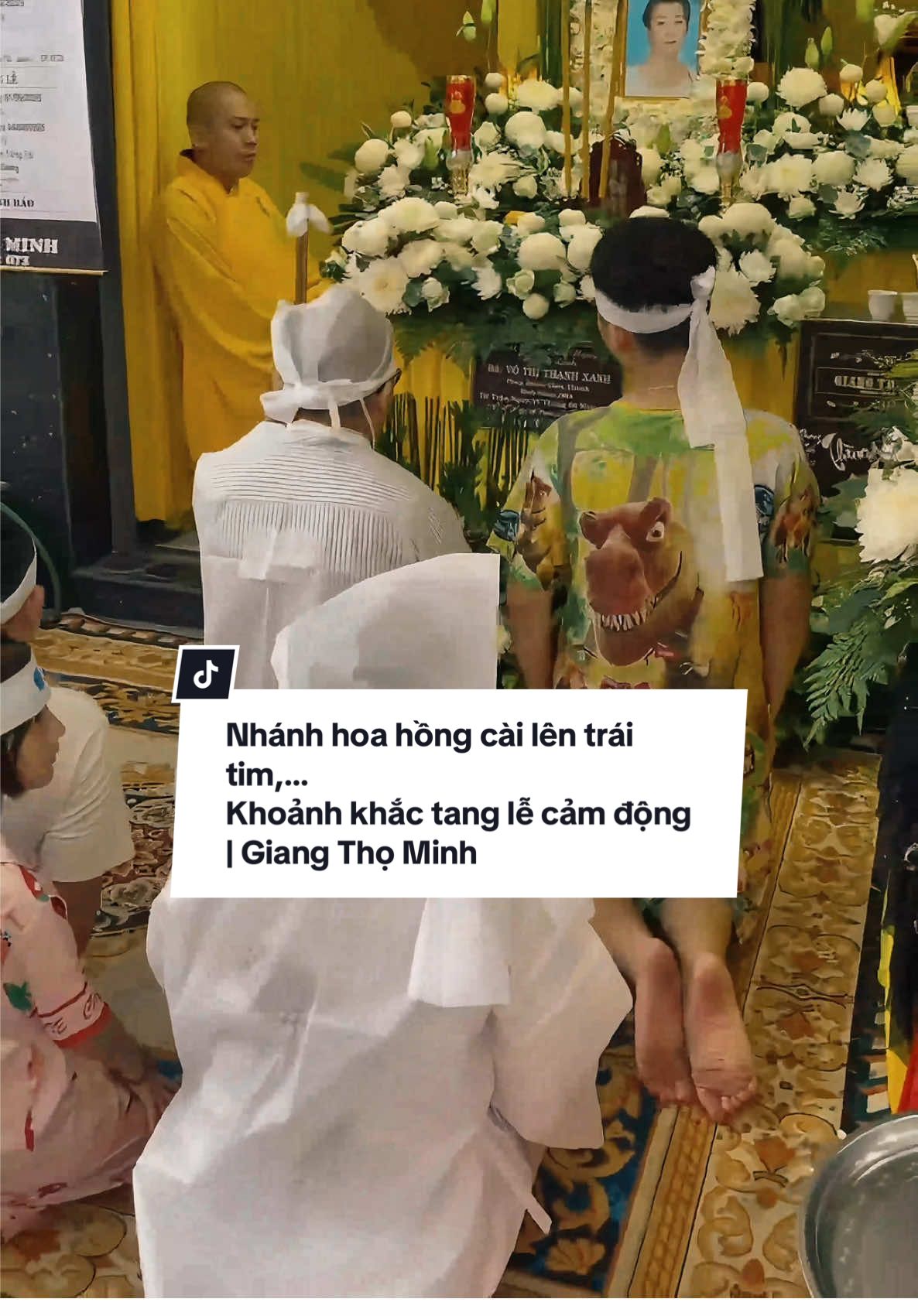 Nhánh hoa hồng cài lên trái tim,… Khoảnh khắc tang lễ cảm động | Giang Thọ Minh