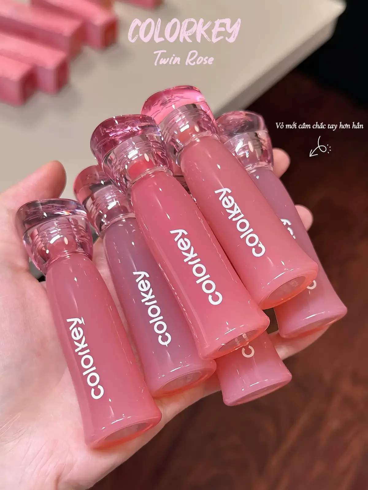 Công thức mới có 85% water essence nên dưỡng môi phê luôn. Chất water → mist: lúc quẹt ướt mọng, tán ra mịn lì nhẹ tênh, ôm viền môi nên nhìn môi đầy tự nhiên #colorkeyp363 #colorkey0308 #colorkey0300 #meolamdepcungcacnang #colorkeytwinrose 