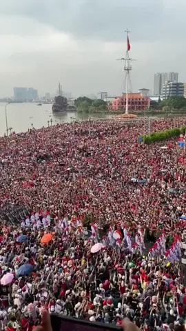 Hai khối nhân dân A50 và A80 gặp nhau, hòa vào nhau thành một trái tim Việt Nam ❤️🇻🇳. Sức mạnh thống nhất – đoàn kết – yêu nước bất diệt! ✨ 🔥  #A50 #A80 #Vietnam #DoanKet #YeuNuoc #ProudVietnam #tiktoktrend