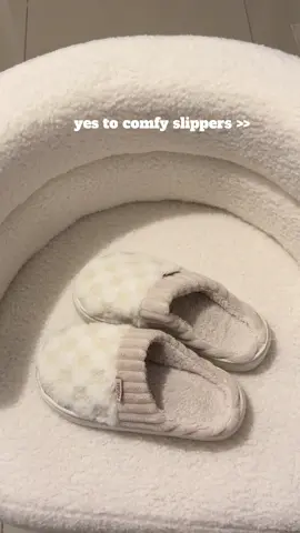 cozy indoor slippers FTW 🙌 #slippers #cozy #indoor 