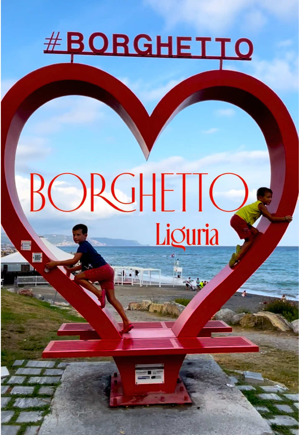 Borghetto Santo Spirito, tra vicoli, mare e un cuore rosso. {Prima mi raccomando seguimi qui 👉 @valigiainfarinata per non perderti i miei consigli di viaggio} 🏘️ Nel centro storico i vicoli stretti custodiscono silenzi e memorie antiche, le piazzette si aprono all’improvviso come pause inattese, e le chiese sembrano ricordare il legame profondo con il mare. 🌊 Da qui si raggiunge facilmente il lungomare, ampio e luminoso, dove la passeggiata diventa un invito a rallentare tra il rumore delle onde e il profumo di salsedine. ♥️ C’è poi la ciclabile, che accompagna lungo il mare fino a un piccolo simbolo che lascia il sorriso: un grande cuore rosso come a ricordare che certi luoghi sanno restare dentro di noi. Lasciami un ♥️ per sostenermi.  Se volete saperne di più, puoi trovare l'articolo completo sul mio blog (link nella bio). Alessia  #BorghettoSantoSpirito #LiguriaDaScoprire #RivieraLigure #LiguriaExperience #LiguriaMare                         