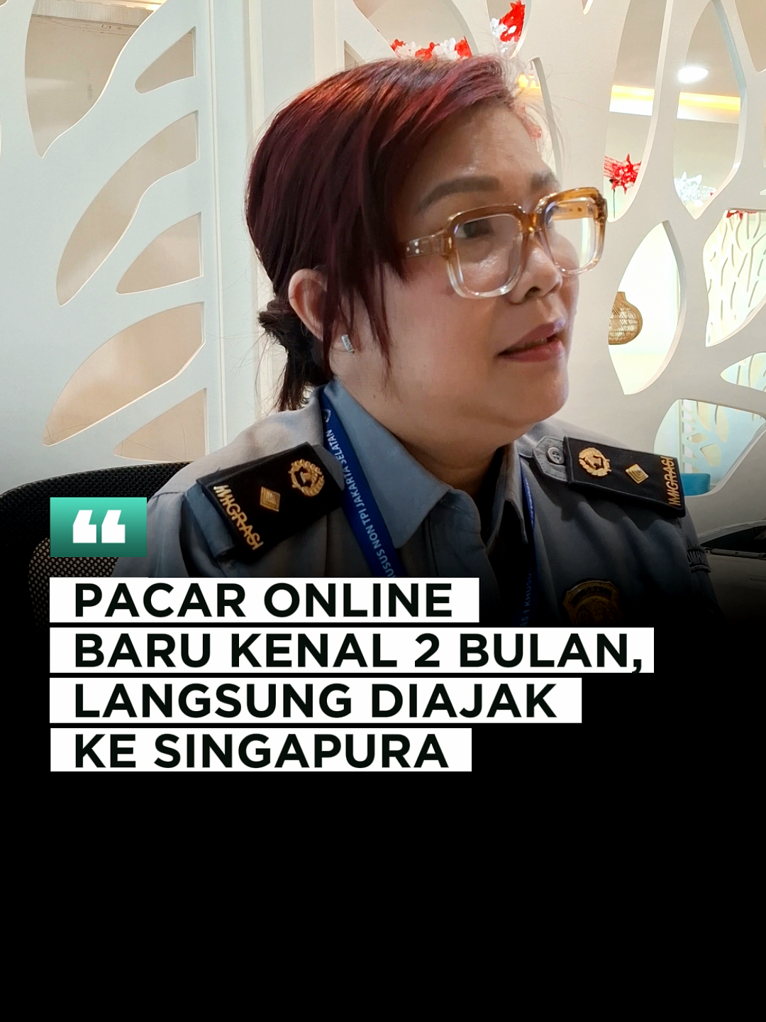 Love scamming adalah penipuan berkedok cinta yang biasanya dilakukan lewat media sosial atau aplikasi kencan. Pelaku memanipulasi perasaan korban dengan pura-pura mencintai, memberi perhatian intens, hingga meyakinkan untuk menjalin hubungan serius. Tujuan utamanya hanya satu: memanfaatkan korban secara finansial maupun emosional. 🔎 Bagaimana Modusnya Bekerja? ✔️ Perhatian Intens di Awal Pelaku mengirim pesan romantis, sering menanyakan kabar, bahkan cepat mengajak ke jenjang serius. Hal ini untuk membangun rasa percaya. ✔️ Identitas & Profil Palsu Biasanya pelaku menggunakan foto orang lain yang berwibawa (dokter, tentara, pebisnis sukses). Nama, pekerjaan, dan alamat pun sering dipalsukan. ✔️ Alasan Tidak Bisa Bertemu Setiap kali diajak bertemu, pelaku selalu punya alasan: sedang tugas luar negeri, kerja proyek, atau kuliah di negara lain. Tujuannya agar hubungan tetap hanya di dunia maya. ✔️ Permintaan Uang dengan Drama Setelah hubungan cukup intens, mulailah skenario muncul: keluarga sakit, kecelakaan, atau hadiah tertahan di bea cukai. Semua alasan dibuat agar korban mau mengirim uang. ✔️ Ancaman Jika Menolak Jika korban mulai curiga, pelaku bisa memakai informasi pribadi yang sudah digali untuk menakut-nakuti, misalnya mengancam bisnis atau reputasi korban. ⚠️ Kenapa Berbahaya? ➖ Korban bisa kehilangan uang dalam jumlah besar. ➖ Data pribadi yang diberikan bisa disalahgunakan. ➖ Emosi dan psikologis korban terguncang karena merasa dikhianati. ➖ Jika dibawa lebih jauh, korban bisa terjerat TPPO (Tindak Pidana Perdagangan Orang). ⚠️ Ingat: Jangan mudah percaya pada orang asing di media sosial, apalagi sampai mengirim uang atau data pribadi. Imigrasi hadir untuk melindungi WNI dari potensi penipuan yang bisa berujung pada TPPO (Tindak Pidana Perdagangan Orang).