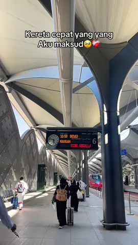 Waktu memasuki Haramain High Speed Railway terkagum-kagum karna design yang estetika modern dengan sentuhan arsitektur arab kuno, dilengkapi dengan fasilitas2 canggih membuat diri ini semakin bertanya-tanya sambil meneteskan air mata “ya Allah pantaskah Aku menerima semua jamuan ini?”. #haramainrailway🚄 