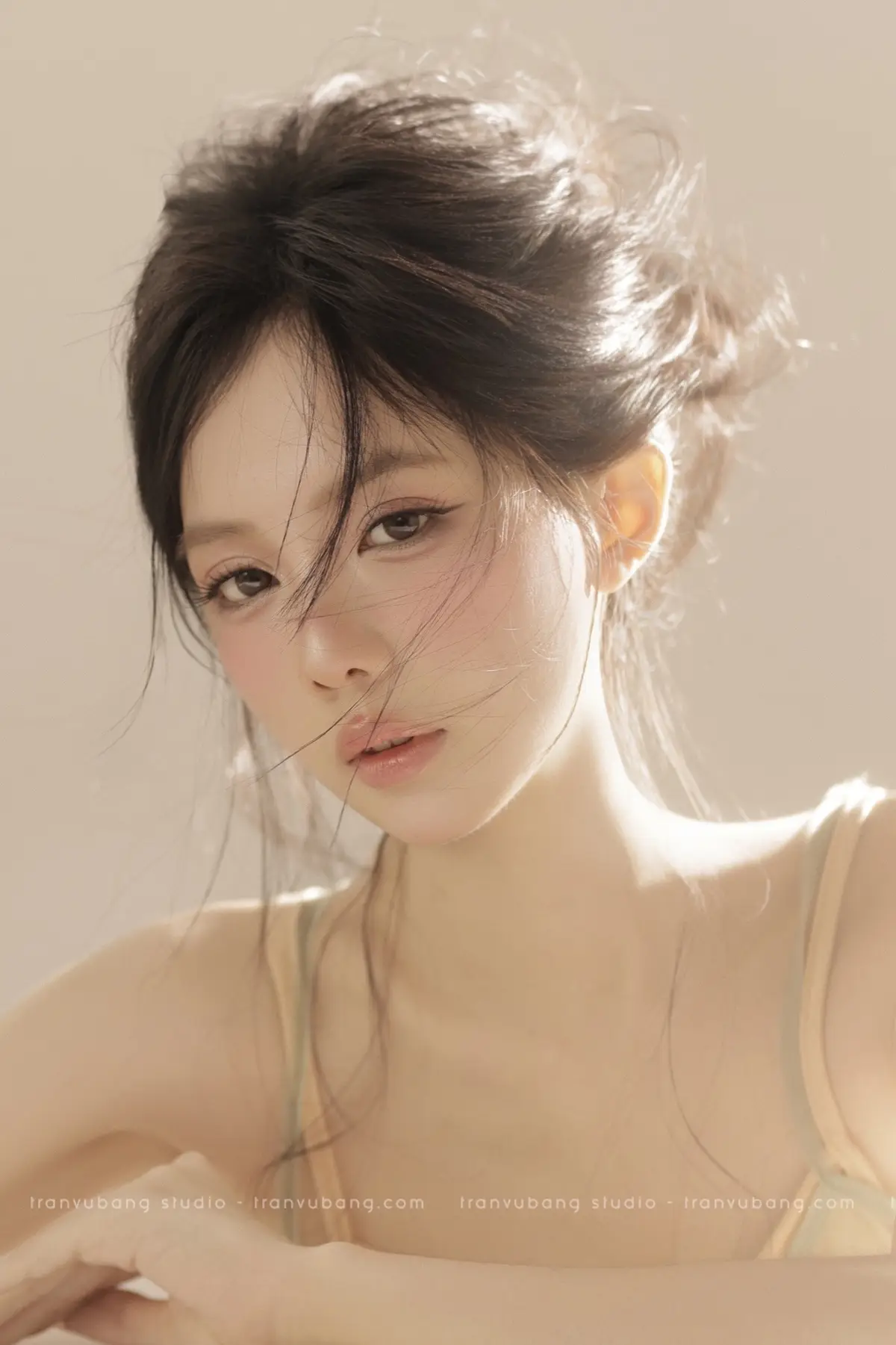 Thật ra anh yêu rồi, 1000 ánh mắt trông đợi! @Trần Vũ Bằng @Tran Vu Bang Studio #tranvubang #tranvubangstudio #tvbconcept #chupanh #studio 