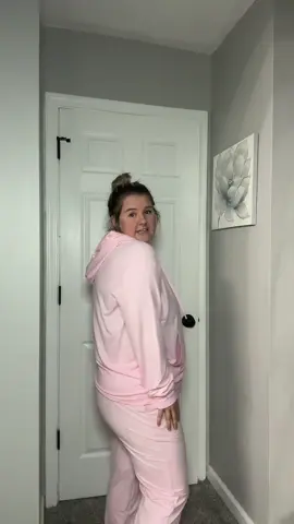 Comfy enough to lounge, cute enough to leave the house 🙌 these light pink Comfrt joggers are officially my all-day uniform 💕 #comfrtstyle #joggers #loungewear #alldayjersey #comfrt 