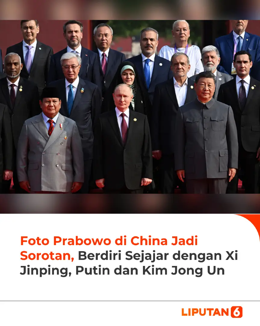 Presiden Prabowo Subianto menghadiri parade militer memperingati 80 tahun kemenangan dalam Perang Rakyat China Melawan Agresi Jepang dan Perang Dunia Anti-Fasis. Prabowo tiba di lokasi parade yaitu lapangan Tiananmen, kota Beijing sekitar pukul 08.20 waktu setempat pada Rabu (3/9/2025). Diketahui Prabowo tiba di Beijing sekitar pukul 04.15 waktu setempat. Dalam kunjungan ini, ada satu momen yang ikut disorot. Pada sesi foto bersama. Prabowo tampak ada pada barisan depan. Sejajar dengan Presiden Rusia Vladimir Putin, Presiden China Xi Jinping hingga Pemimpin Tertinggi Korea Utara Kim Jong Un. Pemerintah China mengundang 26 kepala negara dan pemerintahan untuk hadir dalam parade militer yang berlangsung pada Rabu (3/9) dimulai pukul 09.00 waktu setempat. #liputan6dotcom #Lip6driz