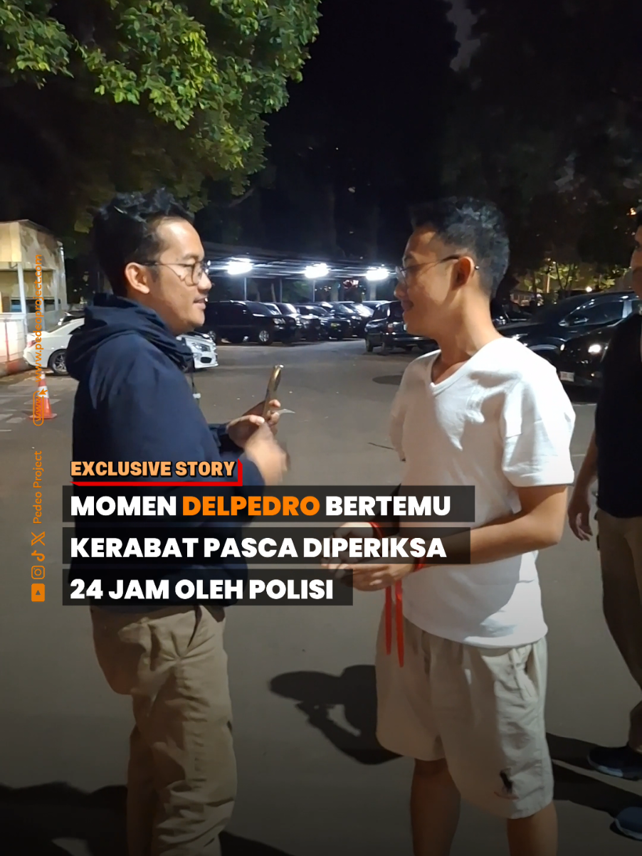 Direktur Eksekutif Lokataru Foundation Delpedro Marhaen menjalani pemeriksaan selama hampir 24 jam di Subdit Kamneg Polda Metro Jaya. Pada Rabu (3/9) dinihari, Delpedro keluar dari ruang pemeriksaan dan sempat menyapa rekan-rekannya yang menunggu di luar gedung.  Delpedro juga sempat menyapa kakak kandungnya, Delpiero Hegelian, dan berbincang seputar kondisi kesehatan. Delpiero pun menyampaikan dirinya bangga dengan sang adik yang terus menyuarakan keadilan.  #delpedromarhaen  #lokatarufoundation  #hakasasimanusia  #belajarham #belajarhukum 