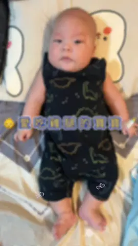 口慾期的寶寶不都是在四-六個月嗎！ 我家兒子也太早了吧心（才要兩個月） 各位媽媽們也有早早就啃雞腿的寶寶嗎 #口慾期#啃雞腿#超級可愛 #肉肉寶寶 