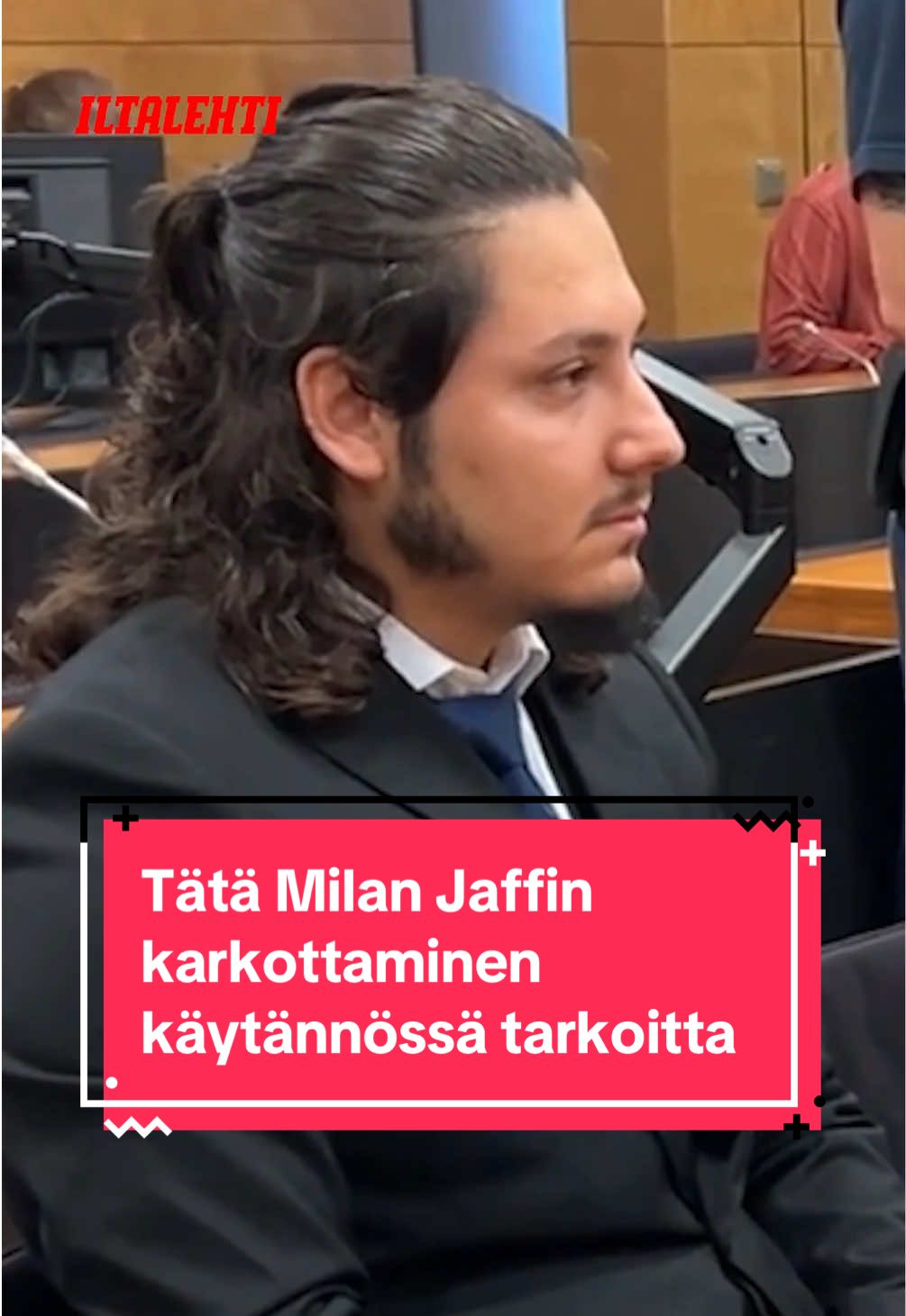 Milan Jaff karkotetaan Suomesta – Tätä se käytännössä tarkoittaa. Maahanmuuttoviraston karkottamispäätöksen perusteena on Jaffin syyllistyminen useisiin vakaviin rikoksiin, muun muassa tapon yritykseen, törkeään ryöstöön ja raiskaukseen. Hänen katsotaan muodostavan uhan yleiselle järjestykselle ja turvallisuudelle. Päätöksessä todetaan myös, että Jaffin kotialueen turvallisuustilanne Irakissa on parantunut, eikä hänellä ole enää perusteita kansainväliselle suojelulle. Jaff nousi uutisiin Kurdish Mafia -katujengijutun yhteydessä jengin keulahahmona. Hän oli jutun ankarimmin tuomittujen vastaajien joukossa ja sai hovioikeudessa kuuden vuoden ja kahden kuukauden ehdottoman vankeusrangaistuksen.   Lue aiheesta tarkemmin profiilin linkistä tai osoitteessa iltalehti.fi.   #iltalehti #uutinen #uutiset #jaff #maahanmuuttovirasto #karkottaminen #poliisi 