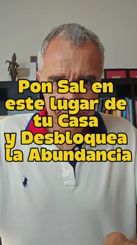 Pon Sal en este Lugar de tu Casa y Desbloquea la Abundancia 🎯 ¿Sabías que un simple vaso con agua y sal puede abrir las puertas de la abundancia en tu vida? 💰✨ No es magia, es un ritual ancestral que limpia la energía negativa y permite que el dinero y la prosperidad fluyan hacia ti. 🌟 La sal ha sido considerada desde la antigüedad como un elemento sagrado. 👉 Era tan valiosa que incluso dio origen a la palabra salario, porque se utilizaba como forma de intercambio. Más allá de lo económico, siempre se le ha reconocido un poder espiritual: absorber energías densas y proteger contra la negatividad. 🔑 Cómo hacer el ritual: 1.	Toma un vaso de cristal y llénalo hasta ¾ partes con agua. 2.	Agrega 3 cucharadas de sal y mézclalo bien. 3.	Coloca este vaso en tu habitación, en un lugar cercano a tu cama (pero nunca debajo, ya que puede alterar tu descanso). Durante la noche, mientras tu mente subconsciente trabaja creando tu realidad, este vaso con sal actuará como un imán que absorbe la energía negativa y desbloquea el flujo de la energía positiva. Y es esa energía positiva la que abrirá la puerta para que la abundancia, el dinero y las oportunidades que ya existen para ti lleguen sin obstáculos. 🌊💎 🔑 La abundancia ya está esperando por ti, y este pequeño gesto puede ser el puente para recibirla. Ahora dime en los comentarios: 👉 ¿Vas a probar este ritual esta misma noche? Escríbeme: “Hecho está” y activa la energía de la prosperidad en tu vida. Porque recuerda: cuando limpias tu energía interior, tu realidad exterior comienza a brillar con abundancia. 🌟 📌 #RitualDeLaSal #Abundancia #Prosperidad #DineroFácil #AtracciónDeRiqueza 