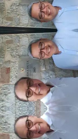 Setelah lama tak berjumpa, alhamdulillah bertemu kembali dengan sahabat lama saya, Babe Djundjunan, yang kini menjabat sebagai Duta Besar Luar Biasa dan Berkuasa RI untuk Yunani. Sebuah cerita panjang tentang hubungan Indonesia dengan Yunani dan dinamika yang terjadi di tanah air. Cerita ini sesekali diselingi dengan kegiatan menghisap cerutu Indonesia dan beberapa cerutu dari negara lain yang hanya dipasarkan di Yunani. Sungguh reuni yang menyenangkan.#tiktokshop #indonesia #spain🇪🇸 #Greece #Tiktokviral 