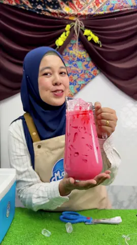 Kalau orang mai rumah, tak kalut dah hanya tmbah air panas dengan ais ja. Dah siap air yang sedap dan confirm bertambah-tambah🥰. #marissabrand #sapotlokal #minumanviral #strawberry 