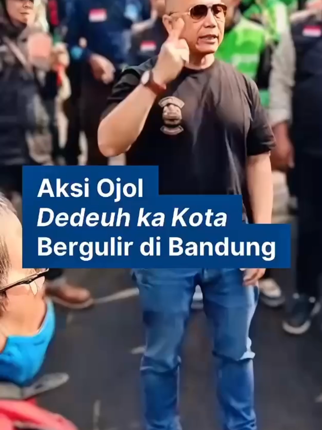 Bandung – Sejumlah pengemudi transportasi online lintas operator di Jawa Barat mengikrarkan gerakan bertajuk “Deudeuh ka Kota” sebagai bentuk kepedulian terhadap kebersihan dan ketertiban ruang publik. Inisiatif ini lahir menyusul aksi demonstrasi yang sempat menimbulkan kerusakan pada sejumlah fasilitas umum di Kota Bandung. Ikrar tersebut dipimpin oleh Tokoh Pemuda sekaligus perwakilan komunitas ojek online Jawa Barat, Yudi Maenpo, S.H., dan digelar di depan Gedung DPRD Provinsi Jawa Barat, Jalan Diponegoro, Kota Bandung, pada Rabu (3/9/2025). Melalui gerakan ini, para pengemudi online berharap dapat mengajak masyarakat untuk bersama-sama menjaga lingkungan kota serta memulihkan citra positif pasca terjadinya aksi unjuk rasa. Video: Istimewa Video Editor: Maulida Cita