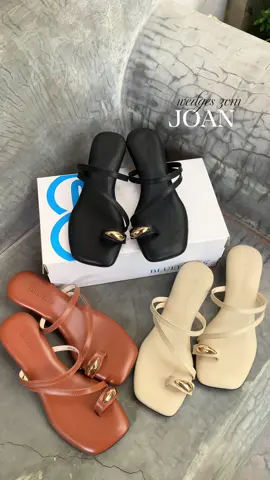 model yang kalian tunggu-tunggu🤪🤏🏻 #rekomendasisandal #bluebells #fyp #wedgesandals #beranda 