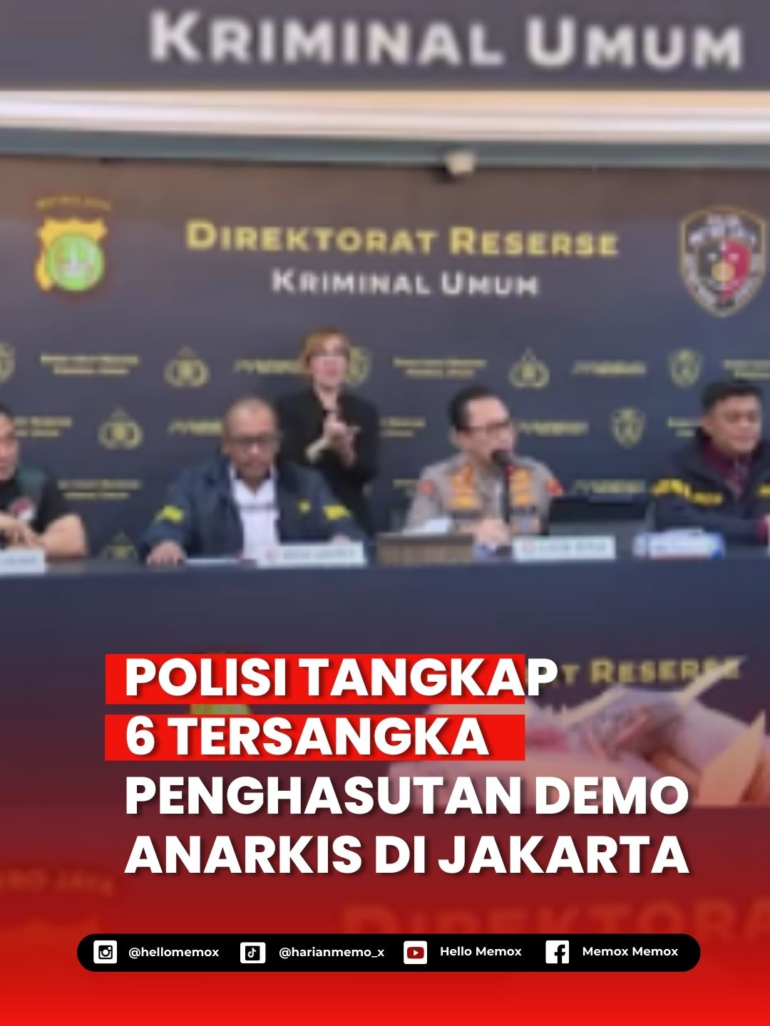 Polisi menetapkan enam tersangka terkait demo ricuh di Jakarta, 25–31 Agustus 2025. Mereka adalah Delpedro Marhaen, Muzafar Salim, Syahdan Husein, Khariq Anhar, RAP, dan FL. Masing-masing punya peran berbeda, mulai dari menghasut lewat media sosial, mengajak pelajar turun ke jalan, hingga menyebarkan tutorial pembuatan molotov. Polda Metro Jaya menyebut para tersangka dijerat pasal menghasut, memperalat anak dalam aksi kekerasan, dan menyebarkan informasi yang menimbulkan kerusuhan. 🔎 . . Jangan lupa follow Tiktok: @hellomemox Ig:@hellomemo_x Youtube: hellomemox Facebook: Memox Memox  . . . #fyp #foryou #fypage #berita #beritaviral #beritaterkini #memox #trending #DemoJakarta #PoldaMetroJaya #KerusuhanJakarta #BeritaTerkini