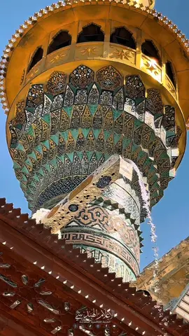 العتبة الكاظمية المقدسة تنصِب الميزاب الفضي المطعَّم بماء الذهب الثاني على سطح الحرم المطهّر أنجزت ملاكات قسم الشؤون الهندسية والمشاريع الاستراتيجية في العتبة الكاظمية المقدسة نصب الميزاب الفضي الثاني المطعَّم بماء الذهب، والمخصَّص لتصريف مياه غسل القباب والمنائر، لتتساقط قطراته المباركة فيستبشر الزائرون بالتبرّك بها. وقد صُنع الميزاب بدقة عالية، وزُيّن بزخارف فنية راقية، وأحجار كريمة، إلى جانب نقوش من الآيات المباركة والأحاديث الشريفة. كما تم تشغيل الميزاب وانساب منه الماء المبارك وسط أجواء من الفرح والبهجة بين الزائرين