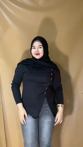 Warna hitam ga kalah bagus😎jeansnya beli disini👉🏻@Racungrils #blousecantik #ootdfashion #OOTD #cutbray #cutbrayjeans 