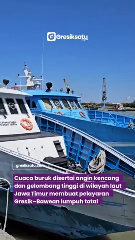 Cuaca buruk disertai angin kencang dan gelombang tinggi di wilayah laut Jawa Timur membuat pelayaran Gresik–Bawean lumpuh total Penginapan sekitar Pelabuhan Gresik pun penuh karena lonjakan penumpang yang tak bisa berlayar Akibatnya, ratusan calon penumpang yang mayoritas dari Malaysia terpaksa tertahan di daratan. Selengkapnya cek di gresiksatu.com ya #gresik #gresiksatu 