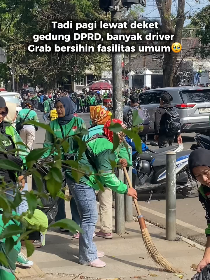 keren! bukan tugasnya tapi mereka peduli🥹❤️ #ojol #bandung #grab #fyp #ojolbandung