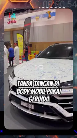 Biasanya tanda tangan di mobil pake spidol. Ini malah pakai grinda.
