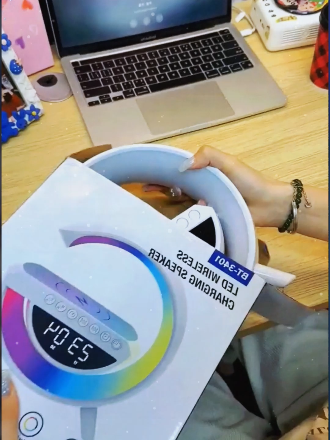 กำลังมองหาหน่วยเสียงที่ผสมผสานความสวยง ามและประสิทธิภาพเข้าด้วยกันอยู่หรือไม่？ ดูที่นี่！ G-Type 无线充电音箱โต๊ะก็เป็นไอเทมเทรนด์ทันสมัย！ พร้อมฟังก์ชันชาร์จไร้สาย เพียงวางโทรศัพท์ก็ชาร์จได้ทันที ลดความยุ่งเหยิงจากสายชาร์จ好啦！ ไม่เพียงเท่านั้น全景图 360° เสียงสูงใสชัดเจนเสียงเบสหนักแน่น สร้างบรรยากาศดนตรีที่สมจริงได้อย่างง่ายดาย การเชื่อมต่อบลูทูธ5.3ที่รวดเร็วและมั่นคง ไม่ขาดตอน เหมาะสมทั้งการตั้งแคมป์กลา งแจ้งและการพักผ่อนที่บ้าน！ รีบคลิกลิงค์ด้านล่าง เพื่อนำความล้ำสมัยและบรรยากาศดีๆ กลับบ้านไปเลย！#ขาตั้งโทรศัพท์บลูทูธ🎶🥳🎶🥳 #🎵🎶🎧🎤🍂🍃❤💕💕💕💕💕 ＃顶部 #tk