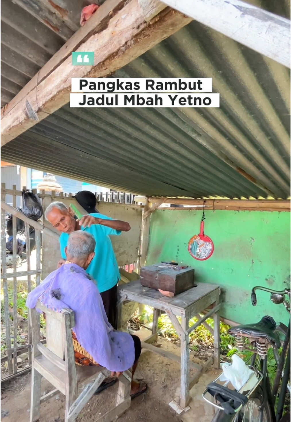 Hallo Sedulur Bantul, siapa yang kangen dengan pangkas rambut jadul seperti ini. Di daerahmu masih ada gak nih ? ❤️ 📍Pangkas Rambut Jadul Mbah Yetno , buka saat pasaran legi dipasar hewan Imogiri. #pemkabbantul #kabupatenbantul #kabarbantul #bantul #bantulbumisatriya 