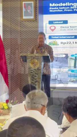 Pagi tadi saya membuka program Management Trainee dan peluncuran Corporate University Kementerian Kelautan dan Perikanan (KKP) di Gedung Mina Bahari IV, Rabu (3/9). Program ini adalah bagian upaya kami meningkatkan kualitas sumber daya manusia di KKP sehingga memberikan kinerja yang lebih baik lagi, utamanya dalam melayani masyarakat kelautan perikanan. Pelaksanaan program-program ekonomi biru juga membutuhkan tangan-tangan andal pegawai yang kompeten, jujur dan penuh dedikasi.  Adik-adik CPNS yang menjadi peserta program ini, saya harap mengikuti setiap proses belajar dengan sungguh-sungguh. Kita adalah pelayanan masyarakat, yang punya komitmen memajukan sektor kelautan dan perikanan nasional. #saktiwahyutrenggono #panganbiru #2025KKPrisetogether #ekonomibiruuntukIndonesiaemas