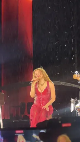ANTOLOGÍA BAJO LA LLUVIA EN QUERÉTARO #Shakira #lmynlworldtour #Queretaro  #Antologia #lasmujeresyanolloran @Shakira 