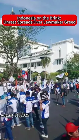 Peaceful daytime demonstrations gradually evolved into localized clashes between police and civilians after nightfall. #JakartaProtest #Clash #Indonesia #WorldNews