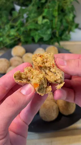 Polpette di merluzzo 🐟 30kcal 4g proteine ogni polpetta da 30g Ingredienti x 26/28 polpette  600g merluzzo 100g pangrattato (+ q.b. per panare) 100g pomodorini Spezie a piacere (aglio in polvere, sale, pepe, prezzemolo) IMPORTANTE : il merluzzo dovrà essere ben scongelato e asciutto perché se no le dosi di pangrattato potrebbero aumentare  #ricettefit #ricette #merluzzo #polpette #merluzzocongelato 