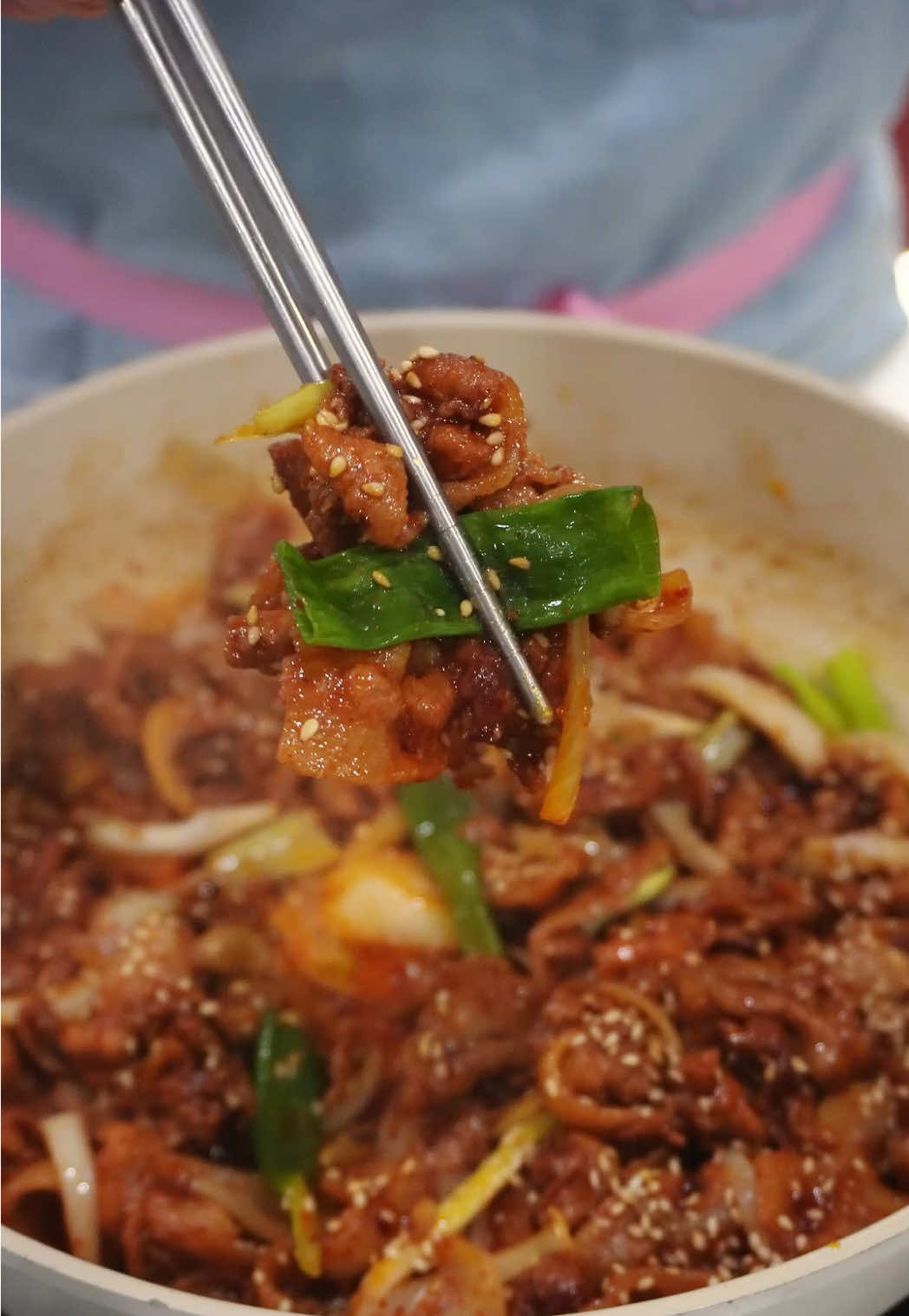 Jeyuk Bokkeum (Korean spicy pork stir fry) 🥓 Ingredients: 500g thinly sliced pork belly 2 tbsp gochugaru 2 tbsp sugar 2 tbsp soy sauce 2 tbsp vinegar 2 tbsp gochujang 1 sesame oil 2 cloves garlic grated 1 large white onion 2 stalks onion leeks toasted sesame seeds #jeyukbokkeum #pork #EasyRecipe #ulamideas #euniceloisss 