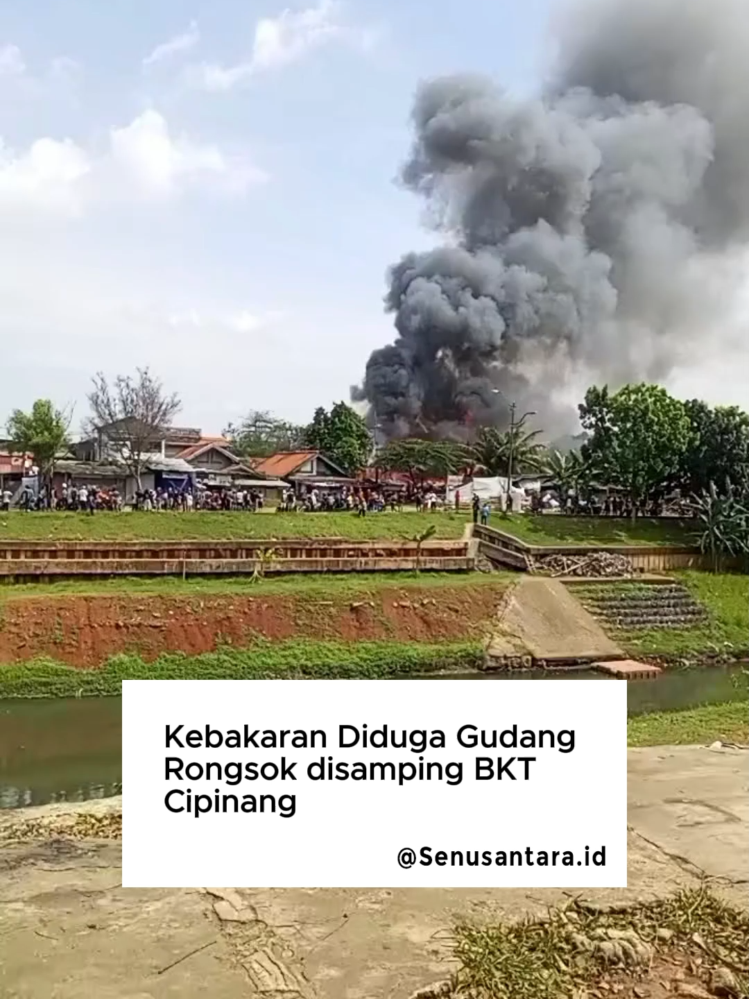 Kebakaran besar melanda diduga sebuah gudang rongsok di dekat BKT Cipinang Besar Selatan, Jakarta Timur siang ini, Rabu (3/9/2025). Dalam video yang yang kami terima, perekam video menyebut awalnya hanya terlihat asap kecil, beberapa saat kemudian kobaran api semakin membesar ditambah kondisi angin kencang. 