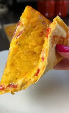 Рецепт тортильи (1 штука) * Яйца — 4 штуки * Помидоры — 1–2 штуки * Колбаса или ветчина — по вкусу * Сыр — 100 г * Приправы — по желанию Тортилью готовят в разогретой духовке при температуре 200°С в течение 12–15 минут. #рецепт #готовимдома #быстро 