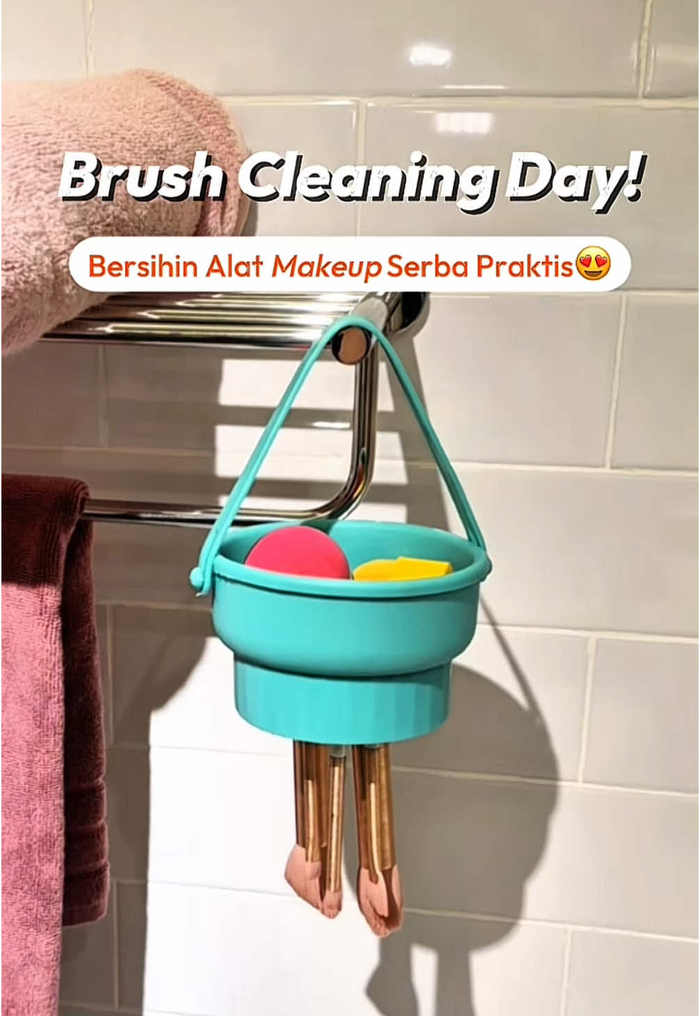 Jangan biarin brush makeup kamu kotor!🥹 Bersihinnya pakai ✨Proclean Pembersih Peralatan Makeup✨ aja!  🛒Check out pembersih alat makeup-nya di link bio no.142 ya🧡💙 #ruparupa #OmniChannel #PembersihAlatMakeup #AlatPembersihKuasMakeup #PembersihMakeupBrushSilikon