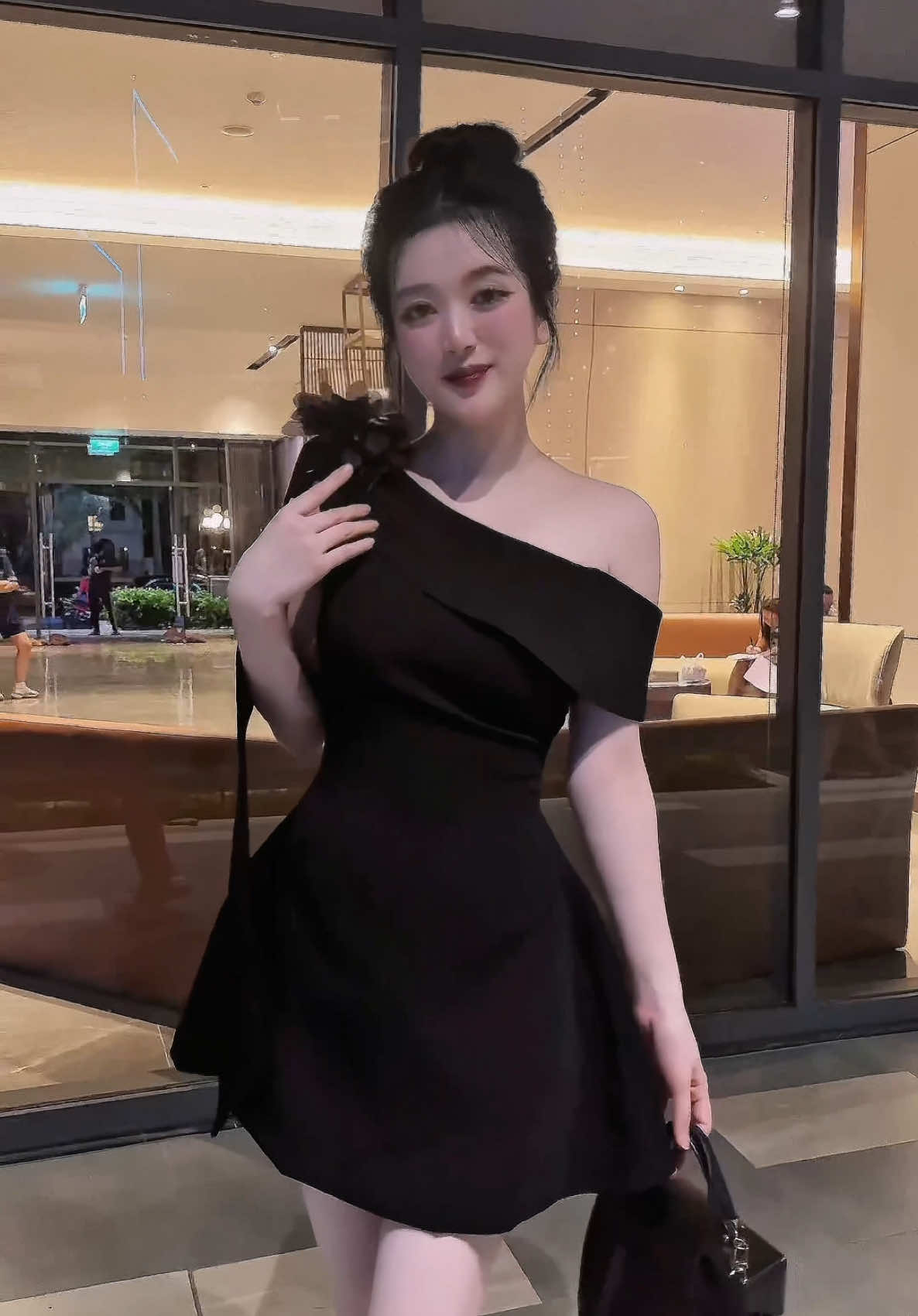 “ Trong khoảng trời phủ đầy nắnng nhẹ, Có em ngồi, và hoa nở trong tim 🕊 “ #fyp #vaydutiec #vayxinh #vaythietke #damdutiec 