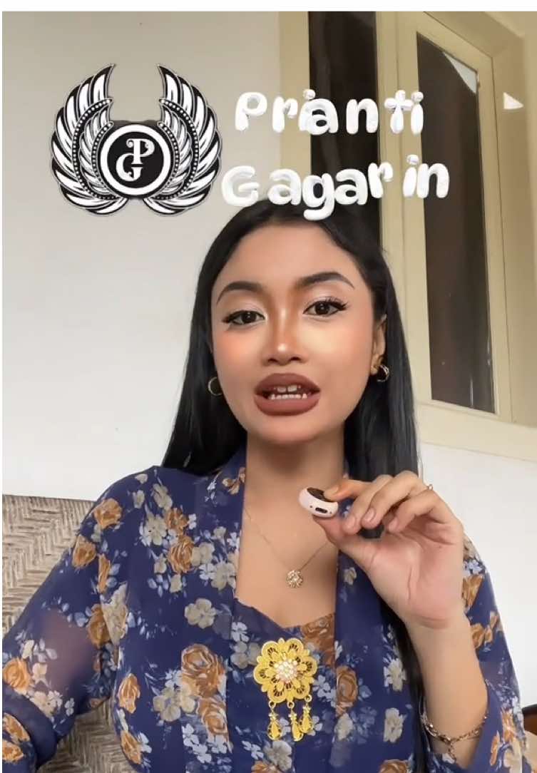 📍 Prianti Gagarin Cafe & Galeri Batik Mau jadi Gadis Kretek sehari? Datang saja ke sini 🌸 Tempat ini berada di Jl. Magelang – Yogyakarta, Bendosari Gede, Salam, Kabupaten Magelang, Jawa Tengah. Lokasinya sangat strategis karena ada tepat di pinggir jalan besar. Parkirnya aman banget dengan area yang luas untuk motor maupun mobil 🚗🛵 Begitu masuk, suasananya langsung terasa klasik. Ada joglo khas Jawa dengan interior bertema batik. Pajangan, hiasan, lukisan, bahkan kain batik dipajang sebagai pemanis ruangan 🪷. Pencahayaan alami membuat ruangan terasa cozy di siang hari, sementara malam hari dihiasi temaram lampu kuning yang hangat ✨ Konsepnya bukan sekadar cafe, tetapi lebih ke restaurant. Menunya lengkap: kopi, non-kopi, makanan berat, snack, hingga jajanan pasar tradisional 🍵🥟. Menurut saya ini unik banget karena selaras dengan konsep budaya Jawa yang diusung. Favorit pribadi saya adalah kopi rempahnya yang khas dan menambah pengalaman berbeda. Pelayanannya ramah dan cepat. Fasilitas juga lengkap: colokan, mushola, smoking area, serta area indoor, outdoor, dan semi outdoor. Kalau ingin nugas, area joglo paling nyaman karena meja dan kursinya proper untuk kerja dengan laptop 💻. Tempatnya benar-benar luas dan tenang. Jadi meski banyak pengunjung, tetap terasa nyaman. Eksterior bergaya kolonial menambah kesan fotogenic untuk kamu yang suka foto 📸. Nuansanya sangat kuat, seperti masuk ke dunia film Gadis Kretek untuk sehari 🌹 🕒 Jam buka: 09.00 - 21.00 📌 Alamat detail: Jl. Magelang – Yogyakarta, Bendosari Gede, Salam, Kabupaten Magelang, Jawa Tengah Kalau kamu lagi di Magelang atau lewat arah Jogja, Prianti Gagarin Cafe & Galeri Batik ini wajib masuk dalam daftar kunjunganmu 🌿 #PriantiGagarin #CafeMagelang #CafeJogja #GaleriBatik #JogjaCoffee                         