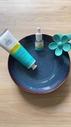 La nouveauté qui a changé ma routine ? La pâte anti-imperfections 3-en-1 de Kiehl’s ✨ En seulement 7 jours, elle aide à retrouver une peau plus nette et sans imperfections, tout en nettoyant en profondeur. Et pour compléter, je ne me passe plus du patch liquide invisible 😍 Il agit toute la journée, reste totalement discret et je peux même appliquer mon makeup par-dessus sans souci ! Un duo gagnant pour traiter et purifier ma peau en un temps record 🚀 👉 Vous aussi, prêts à tester ce combo magique ? #BEAUTYCREWKIEHLSIMPERFECTIONSxMYORIGINS ​​ #kiehlsfrance ​​#skincareroutine  #kiehlsimperfectionsxmyorigins  @Kiehl's Since 1851 @Beauty Crew FR  @kiehlsFrance 