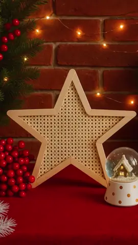 ✨🎄 DIY Adorno Natalino Feito com Paletas de Picolé 🎄✨ Quem diria que algo tão simples como paletas de picolé poderia se transformar em um enfeite natalino cheio de charme e significado? 🌟 Esse DIY é a prova de que o Natal pode ser criativo e acessível. #DIY #christmas #decoration #natal 