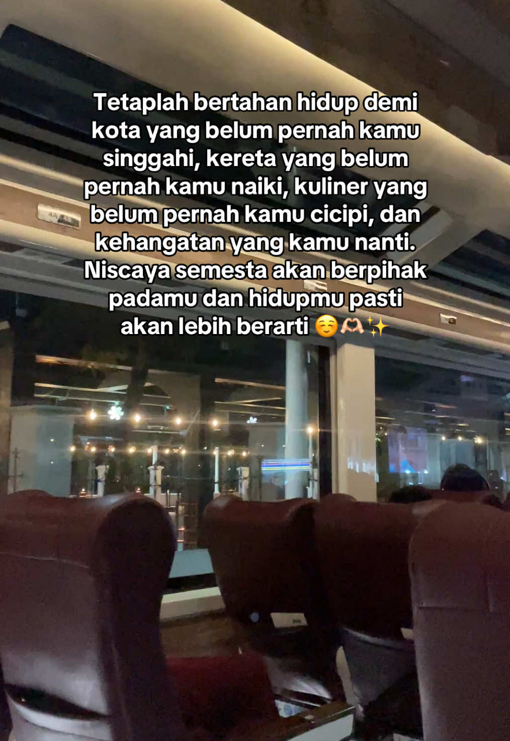 Kata kata hari ini ea 😃 Naik kereta panoramic malem malem syahdu juga ternyata buat ngegalau 🤤✌🏻 KA 12pc Turangga Panoramic (BD-SGU) Berangkat Stasiun Tugu Yogyakarta #fyp #quotes #kai121 #turanggapanoramic #railfansindonesia 