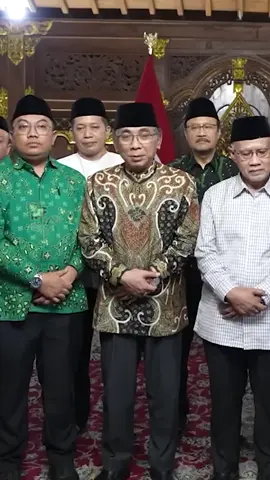 Ketua PBNU Gus Yahya Imbau Masyarakat Tetap Tenang di Tengah Situasi Demonstrasi Caption: Sejumlah organisasi masyarakat (ormas) Islam mengimbau masyarakat untuk tetap tenang menghadapi perkembangan situasi demonstrasi yang terjadi di berbagai wilayah Indonesia. Ketua Umum Pengurus Besar Nahdlatul Ulama (PBNU), KH. Yahya Cholil Staquf atau akrab disapa Gus Yahya menyampaikan hal ini setelah bertemu Presiden RI Prabowo Subianto di Hambalang, Jawa Barat, pada Sabtu, 30 Agustus 2025. “Kami bersepakat untuk bersama-sama bahu membahu berupaya mengatasi keadaan, serta mengajak masyarakat supaya lebih tenang,” ujar Gus Yahya mewakili 16 ormas Islam lainnya yang hadir dalam pertemuan tersebut. Selain itu, para pimpinan ormas juga menyatakan dukungannya terhadap pemerintahan yang dipimpin Presiden Prabowo. “Insya Allah bersama Presiden Prabowo Subianto, di bawah kepemimpinannya dan dengan dukungan para pemimpin umat, kita bisa menghadapi berbagai tantangan yang ada,” imbuh Gus Yahya. #sorotan #semua 