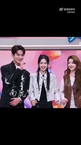 ตัดมานิดเดียวยังหวานขนาดนี้ แนะนำให้ทุกคนไปดูเต็มๆนะคะ  Laugh Together ที่ ยู ทูป กับ วี ทีวี  คือหวานทุกตอน ไม่เกินจริง  #เฉิงเหล่ย #Zhouye #โจวเหย่ #Chenglei 
