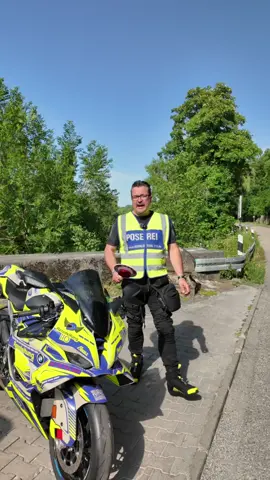 KBA-NUMMER vs. E-NUMMER Wo liegen die Unterschiede und wann muss ggf. etwas mitgeführt oder besser eingetragen werden?! Teile, die über eine e-Nr. verfügen, wurden nach dem europäischen Gemeinschaftsrecht geprüft und zugelassen und ihr müsst dazu keine Unterlagen mitführen oder das Teil eintragen lassen.  AUSNAHMEN: Ihr verbaut solche Teile in Verbindung mit anderen Teilen, die nicht original sind und die eine Wechselwirkung zueinander entwickeln können - Also beispielsweise ein Auspuff und ein Luftfilter, Bremshebel und Endschalldämpfer hingegen wirken sich nicht aufeinander aus. Oder aber, Ihr habt noch ein älteres Fahrzeug nach altem, nationalen Recht wie der StVZO zugelassen oder ein US-Importfahrzeug - auch hier müssen e-geprüfte Teile erst ihre Zulässigkeit nachweisen. Stichwort: 