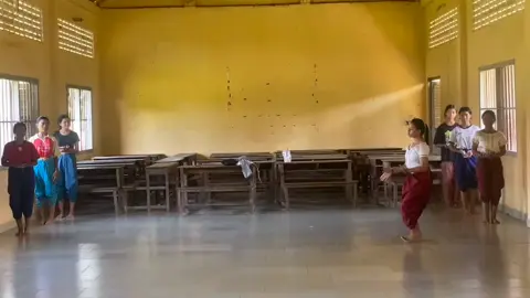 ស្រឡាញ់មិនប្រាកដថាត្រូវតែយកឲ្យបាននោះទេ.. #វប្បធម៌ខ្មែរ🇰🇭🇰🇭 #របាំខ្មែរ #សិស្សវិទ្យាល័យ #វិទ្យាល័យហ៊ុនសែនអន្លង់ជ្រៃ #foryoupage 