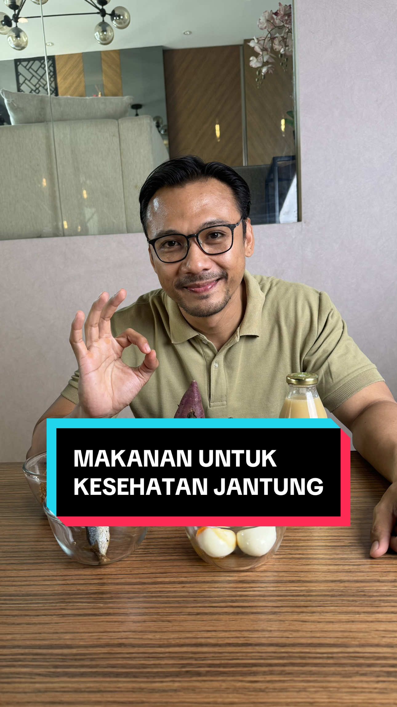 Banyak orang lupa, makanan sehari-hari yang sederhana ternyata bisa jadi “pelindung” jantung kita. Tempe → serat dan isoflavonnya bantu turunkan kolesterol total sekaligus stabilin tekanan darah. Ubi ungu → kaya antosianin, bekerja sebagai antioksidan kuat yang bisa mencegah kerusakan sel pembuluh darah. Satya → racikan bawang putih tunggal, jahe merah, cuka apel, lemon, dan madu hutan yang bantu melancarkan sirkulasi darah sekaligus jaga elastisitas pembuluh darah. Ikan kembung → tinggi omega-3 yang menjaga keelastisitas pembuluh darah dan menurunkan risiko plak penyumbatan. Telur rebus → proteinnya penting untuk regenerasi sel pembuluh darah agar tetap kuat dan sehat. Kalau dikombinasikan rutin, jantung bisa lebih terjaga dan pembuluh darah tetap bersih serta lentur.