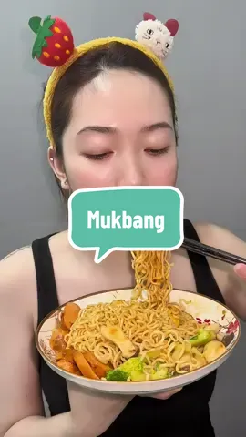 Lần đầu mukbang nên mặt hơi thừ lừkkk ê mà nó ngon xĩu mí bà ơi  #fyp #xuhuong #viral #ăncungtiktok #mukbang 