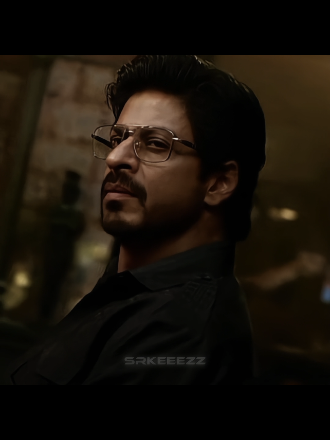 Raees adalah film aksi-kejahatan yang dirilis pada 25 Januari 2017, disutradarai oleh Rahul Dholakia dan diproduksi oleh Red Chillies Entertainment serta Excel Entertainment. Film ini berlatar di Gujarat pada era pelarangan minuman keras (Prohibition Era), dengan Shah Rukh Khan berperan sebagai Raees Alam, seorang bootlegger atau pengusaha minuman keras ilegal yang membangun kerajaan bisnisnya dan terus menghadapi tekanan dari ACP Majmudar yang diperankan oleh Nawazuddin Siddiqui. Karakter Raees Alam kabarnya terinspirasi dari gangster nyata bernama Abdul Latif, bahkan SRK dikabarkan menemui putra Latif untuk memahami karakter tersebut lebih dalam. Di akhir masa tayangnya, Raees berhasil mencetak keuntungan besar dengan pendapatan global mencapai antara ₹250 hingga ₹280 crore. Di India saja, film ini mengumpulkan sekitar ₹128 hingga ₹138 crore, sementara pasar luar negeri juga menyumbang angka yang signifikan. Selain itu, kombinasi pendapatan dari hak distribusi, satelit, digital seperti Netflix, musik, dan lain-lain membuat film ini menghasilkan profit bagi produser hingga ₹128–₹135 crore dengan ROI sekitar 148%. Shah Rukh Khan sendiri menerima honor tetap sebesar ₹20 crore ditambah sekitar 50% dari profit sehingga total penghasilannya dari film ini mencapai kurang lebih ₹85 crore. Dari sisi penghargaan, Raees mengantongi total 6 kemenangan dan 17 nominasi dari berbagai ajang bergengsi. Pada Filmfare Awards 2018, film ini masuk nominasi untuk kategori Best Actor (SRK), Best Production Design, Best Sound Design, Best Action, dan Best Playback Singer – Male melalui Arijit Singh untuk lagu “Zaalima.” Pada Zee Cine Awards 2018, Amitabh Bhattacharya meraih Jury’s Choice Best Lyricist untuk lagu “Zaalima.” Di ajang Screen Awards, Arijit Singh juga menang sebagai Best Playback Singer – Male untuk “Zaalima” dan “Galti Se Mistake.” Film ini turut membawa pulang penghargaan di Indian Recording Arts Awards untuk kategori Film Mixing – Hindi, Sound Recording, dan Foley Artist. Di Dadasaheb Phalke Film Foundation Awards, Bhoomi Trivedi menang sebagai Best Female Playback Singer – Critics, sementara di Jagran Film Festival edisi ke-8 Raees meraih penghargaan untuk Best Make-Up, Best Cinematography, Best Editing, dan Best Background Score. #shahrukhkhan #raees #masukberanda #fypシ #fypdongggggggg 