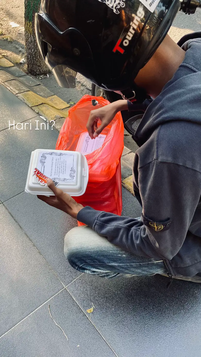 pernah janji ke diri sendiri kalau nanti ulang tahun mau bagi-bagi nasi dijalanan dan alhamdulillah allah kasih sedikit rezeky di umur ke 18 tahun untuk berbagi ke orang-orang yang lebih membutuhkan 🤲🏼🙏🏼 #fyp #foryoupage 