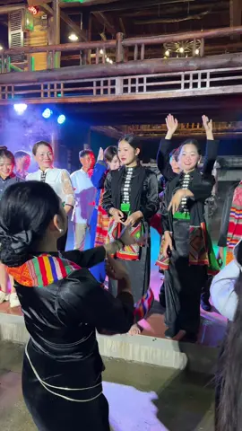 Khối chợ tình Mộc Châu cũng hoà vào niềm vui đất nước #tuhaovietnam #tetdoclap #chotinhmocchau #reviewmocchau #tiencoimocchau 