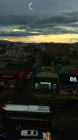 Giữa dòng đời ta tìm chút bình yên Mắt đăm chiêu nhìn về án mây trời Chút bộn bề ta gác lại ngày mai...!!! #gocbinhyencuocsong🍀🍀 