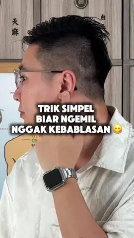 Ngemil sih boleh, asal nggak over! Makanya beads herbal sinshe di titik telinga bisa jadi trik simpel biar kamu lebih mindful 🍵🌱 #fyp #herbalchina #foryou #telinga #makan 